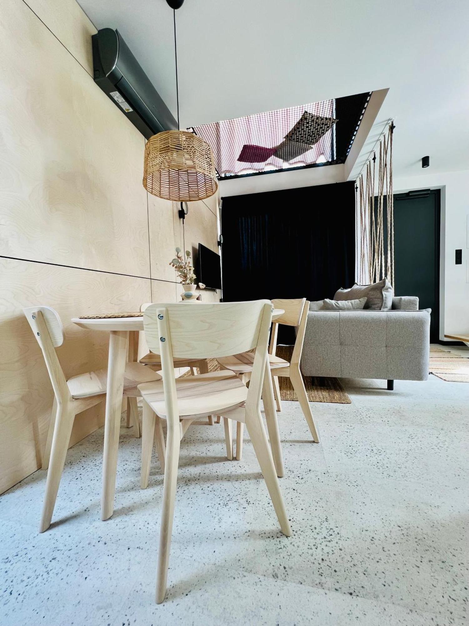 H37^ Apartment *